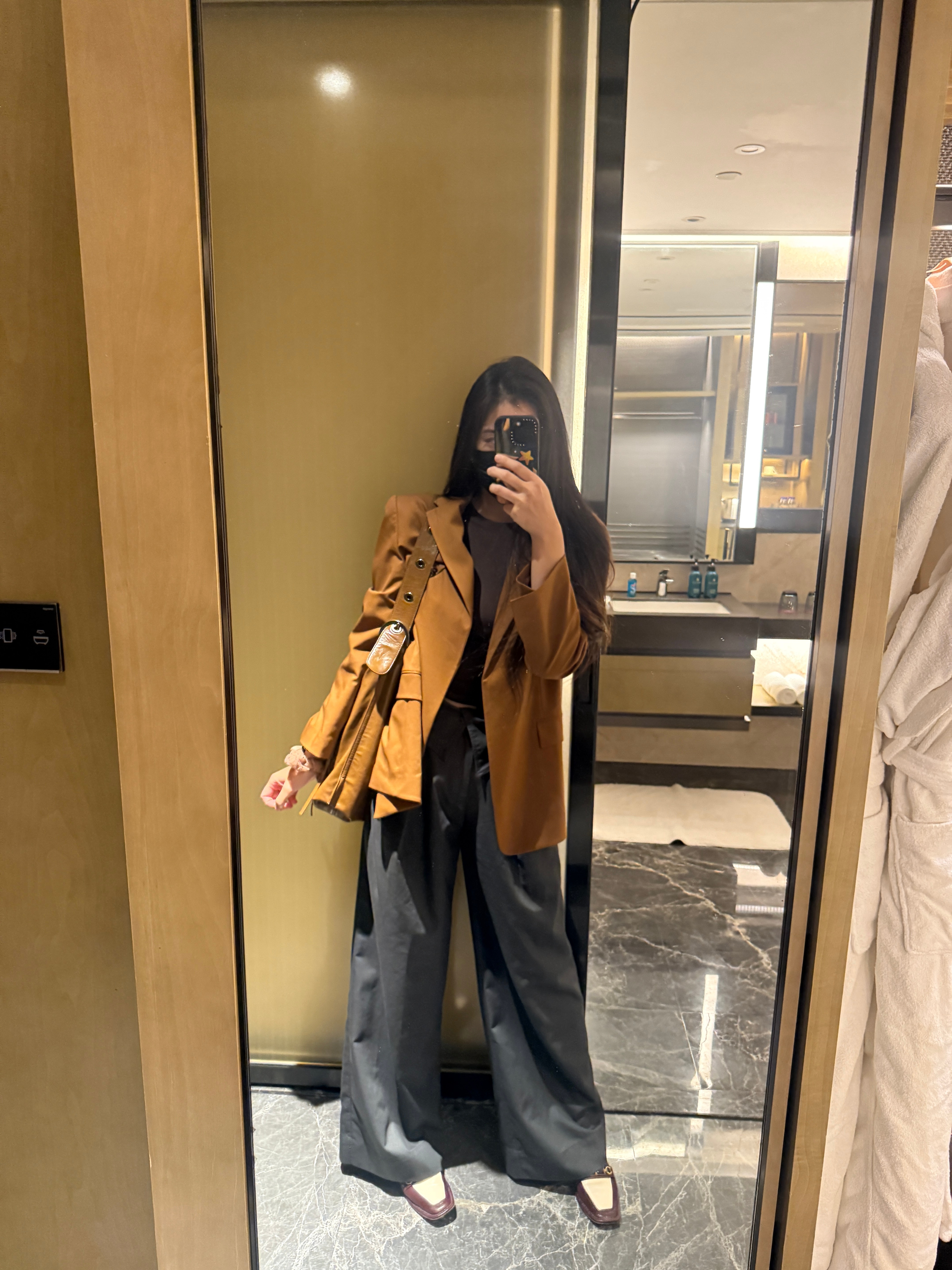 低估上海的温度了，一下飞机给我冻的直打哆嗦，正好要去找我妹吃饭，外套和袜子只能靠