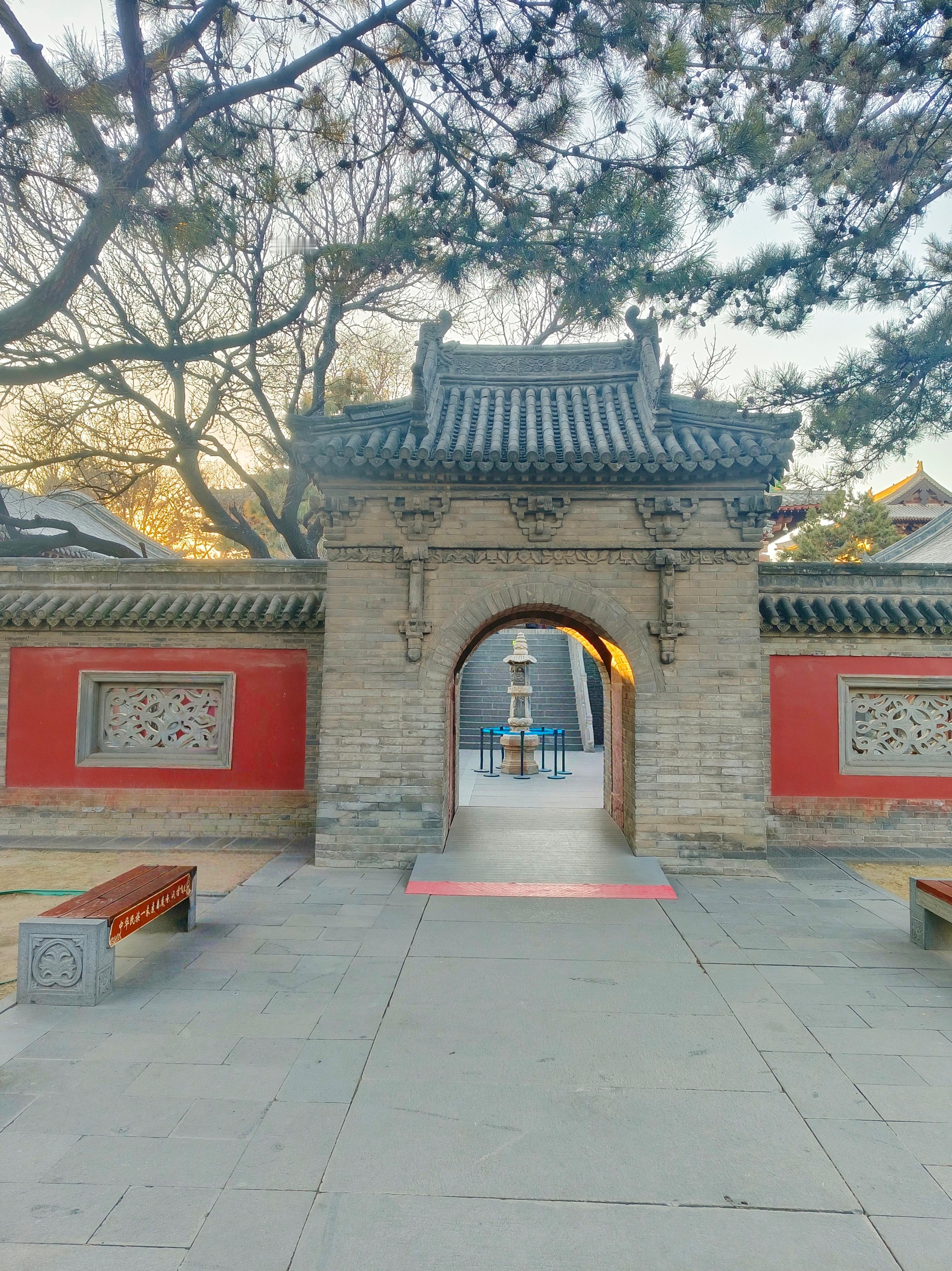 《大同日记》来大同的第二天，我终于走进了心心念念的华严寺。大年初一的古城少了几分