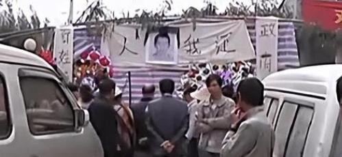 2010年云南，一17中专生被40名保安当街殴打致死，场面十分残忍，事后保安却称
