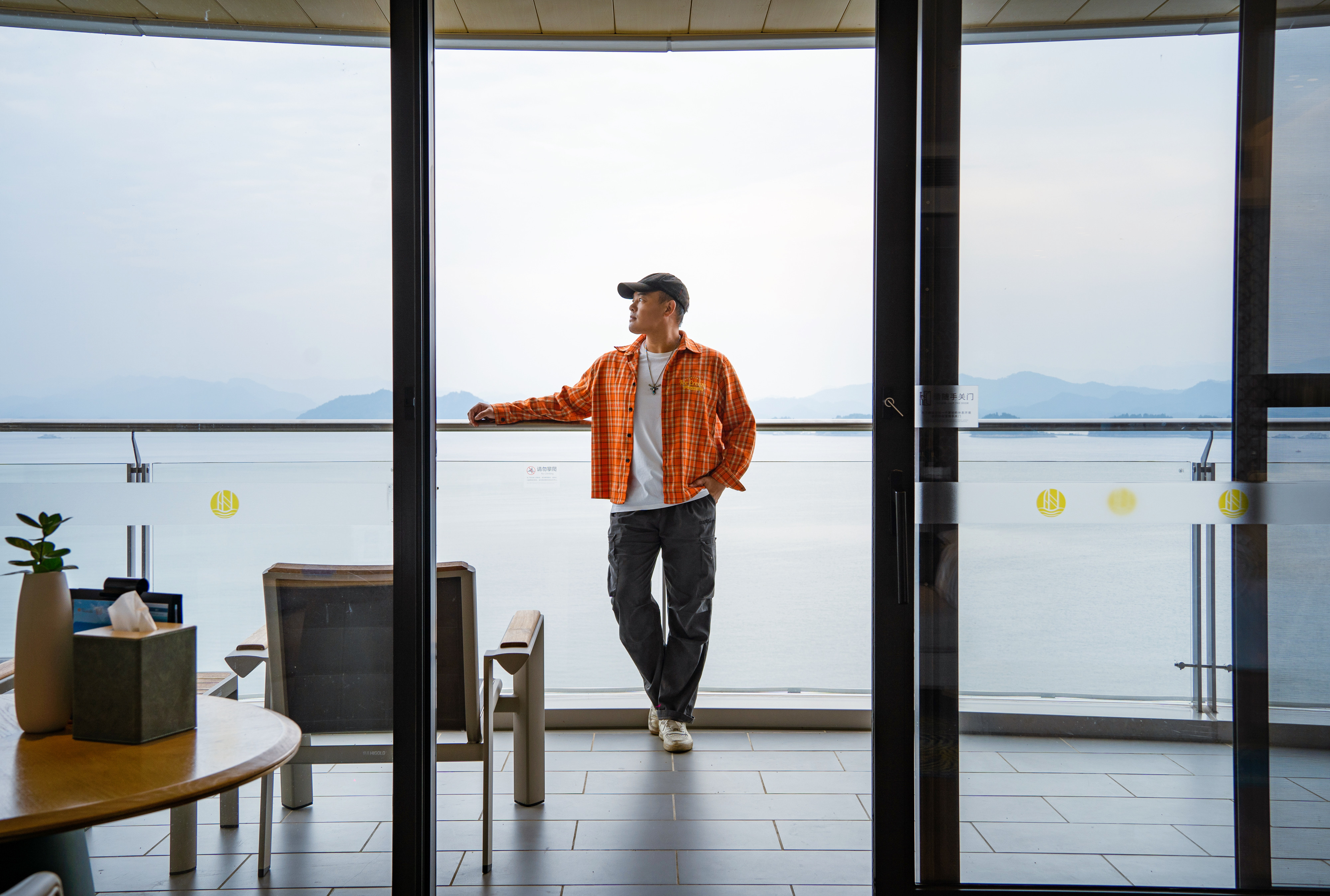 走进千岛湖明豪，光影穿透水流织就银帘，折射出细碎光斑，开篇便撞进温柔秘境。 客房