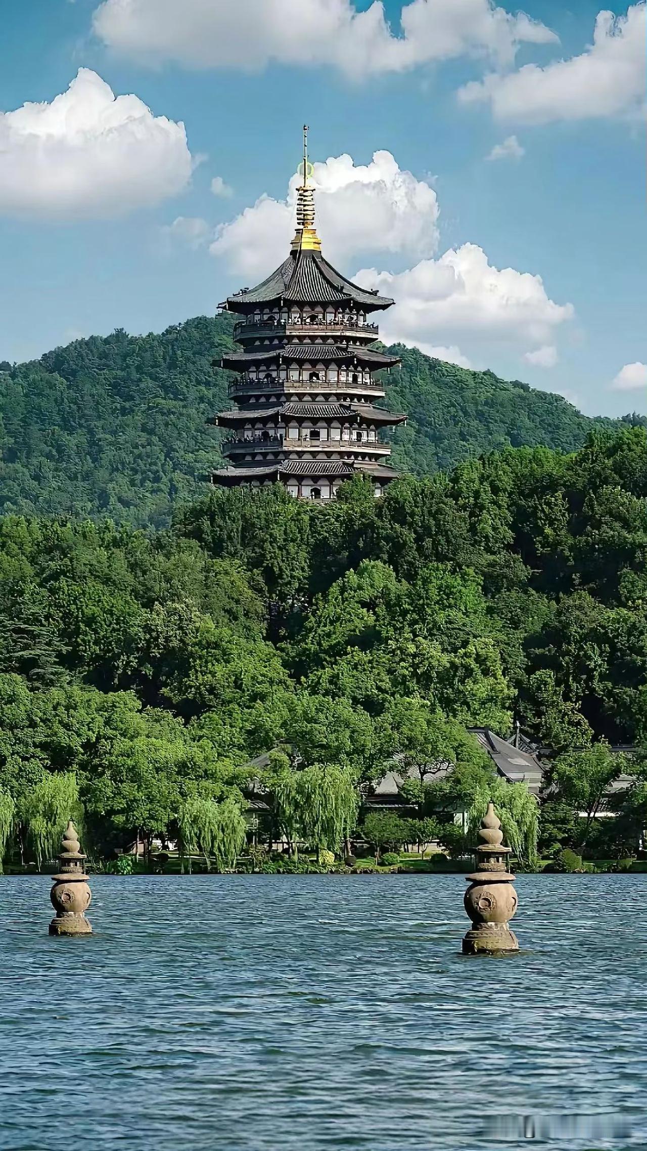 不再为了未来的目标而牺牲当下的快乐，不再把幸福寄托在遥远的明天。清醒地活在当下，