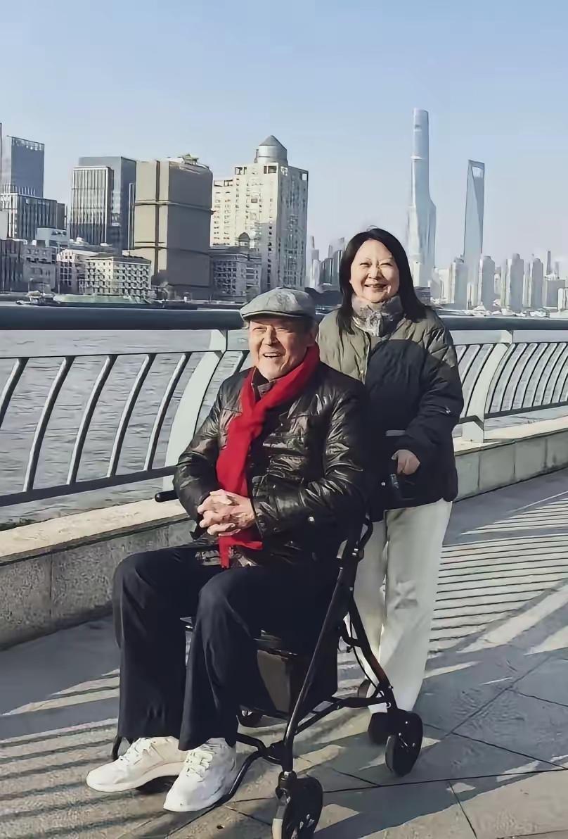 84岁的达式常坐在轮椅上，推着他的，不是护工，而是58年前为他放弃演员梦的妻子王