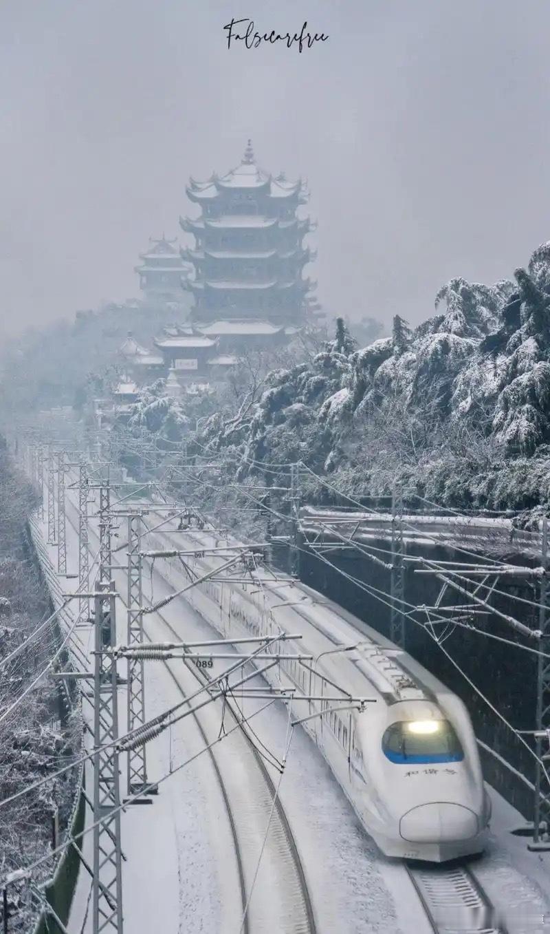 高铁晚点 3月2日至3日济南遭遇暴雪，积雪深度达10~20厘米，部分铁路轨道、道