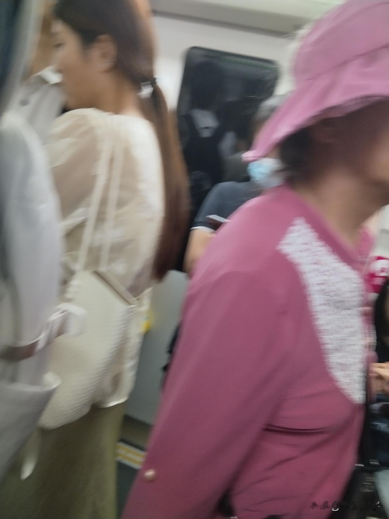 北京地铁确实对老年人不太友好，地铁毕竟是时尚现代的代名词，老姨颤微微地坐地铁上，