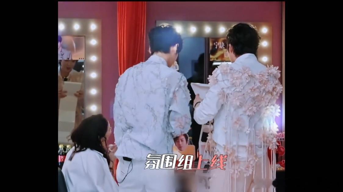 张凌赫你负责帅就行 家人们谁懂！张凌赫唱歌跑调的样子，比凶手还让人 