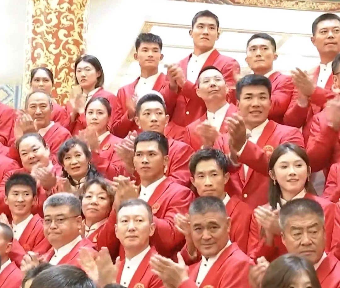 #中国体育代表团总结大会举行# ​​​ 表彰大会，吴向东和吴艳妮站一起#精英跑者