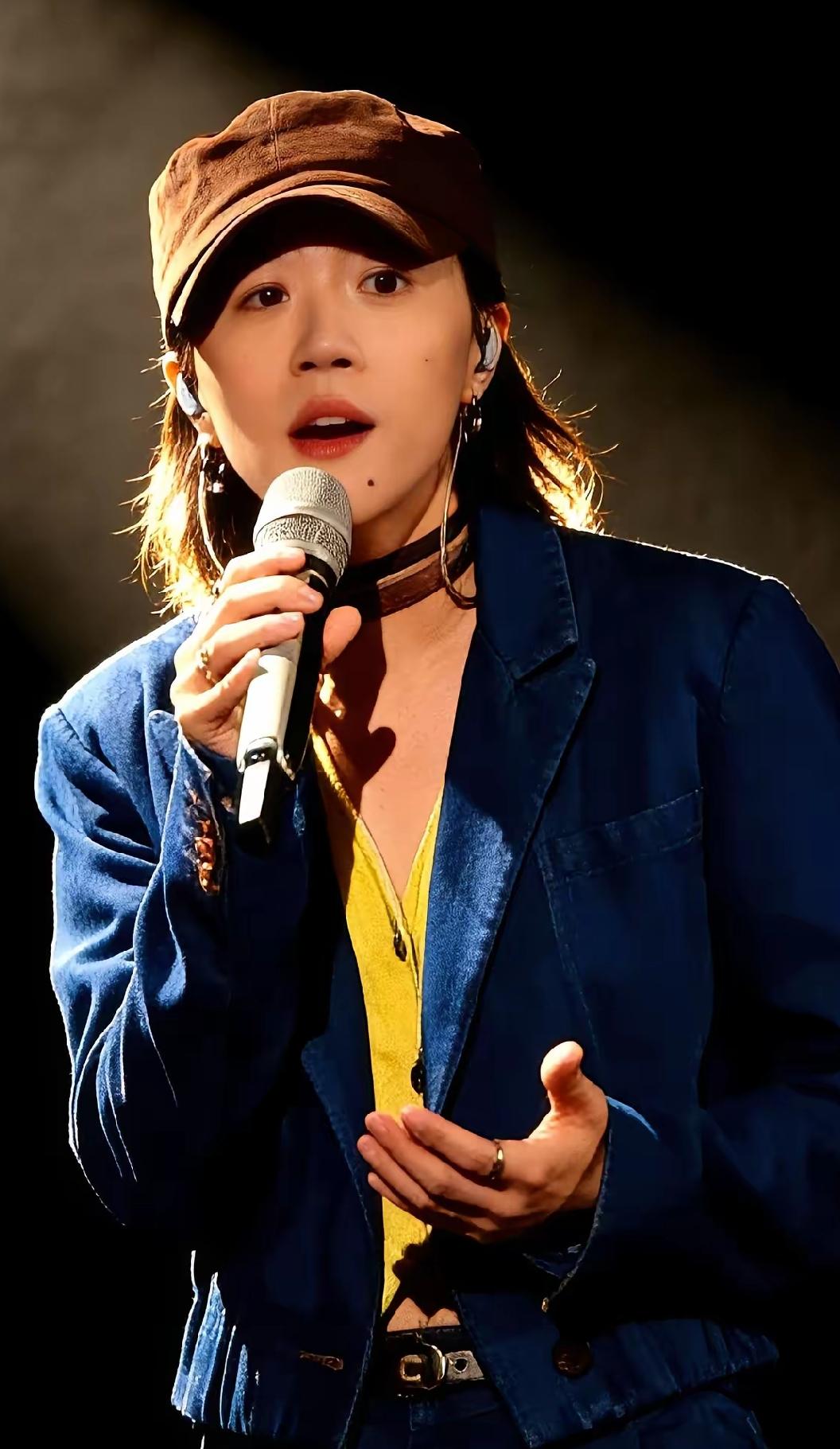 同样是星二代怎么差距如此之大
一个是王菲的女儿窦靖童，一个是小沈阳的女儿沈佳润，