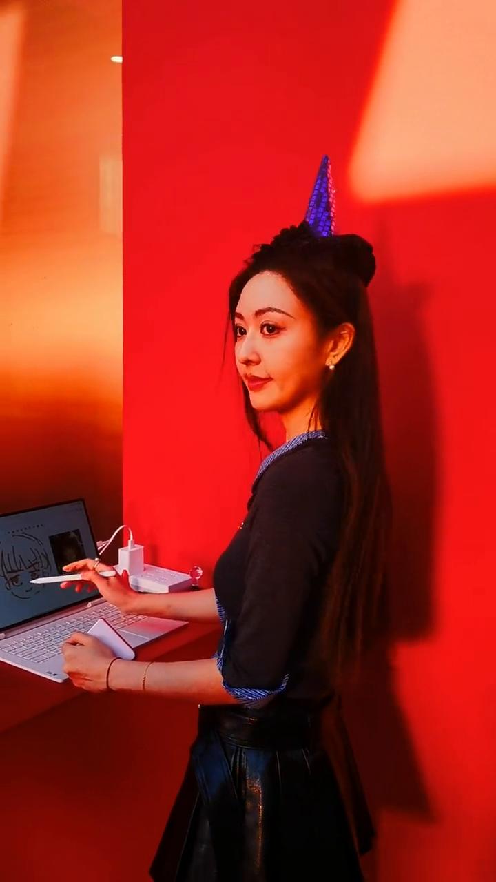 张凌赫现身联想发布会。
今天是10月31日，也是10月的最后一天。我现在是在联想