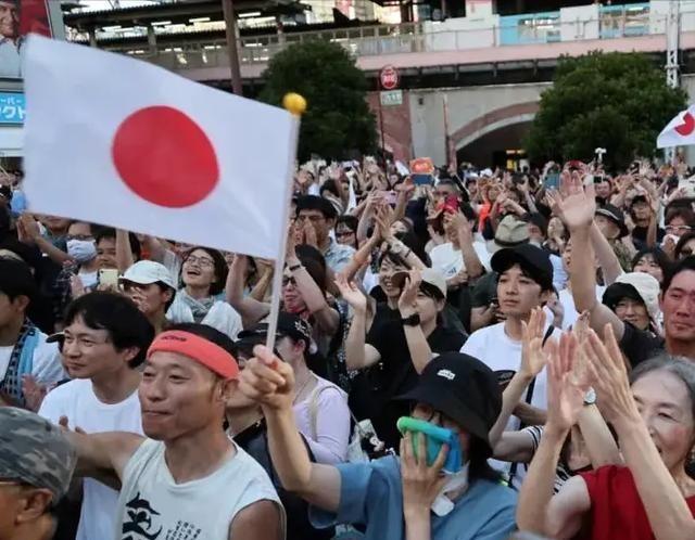 情况变了！80%的日本年轻人已经“疯了”。 他们要用手中的选票，把一位危险的赌徒