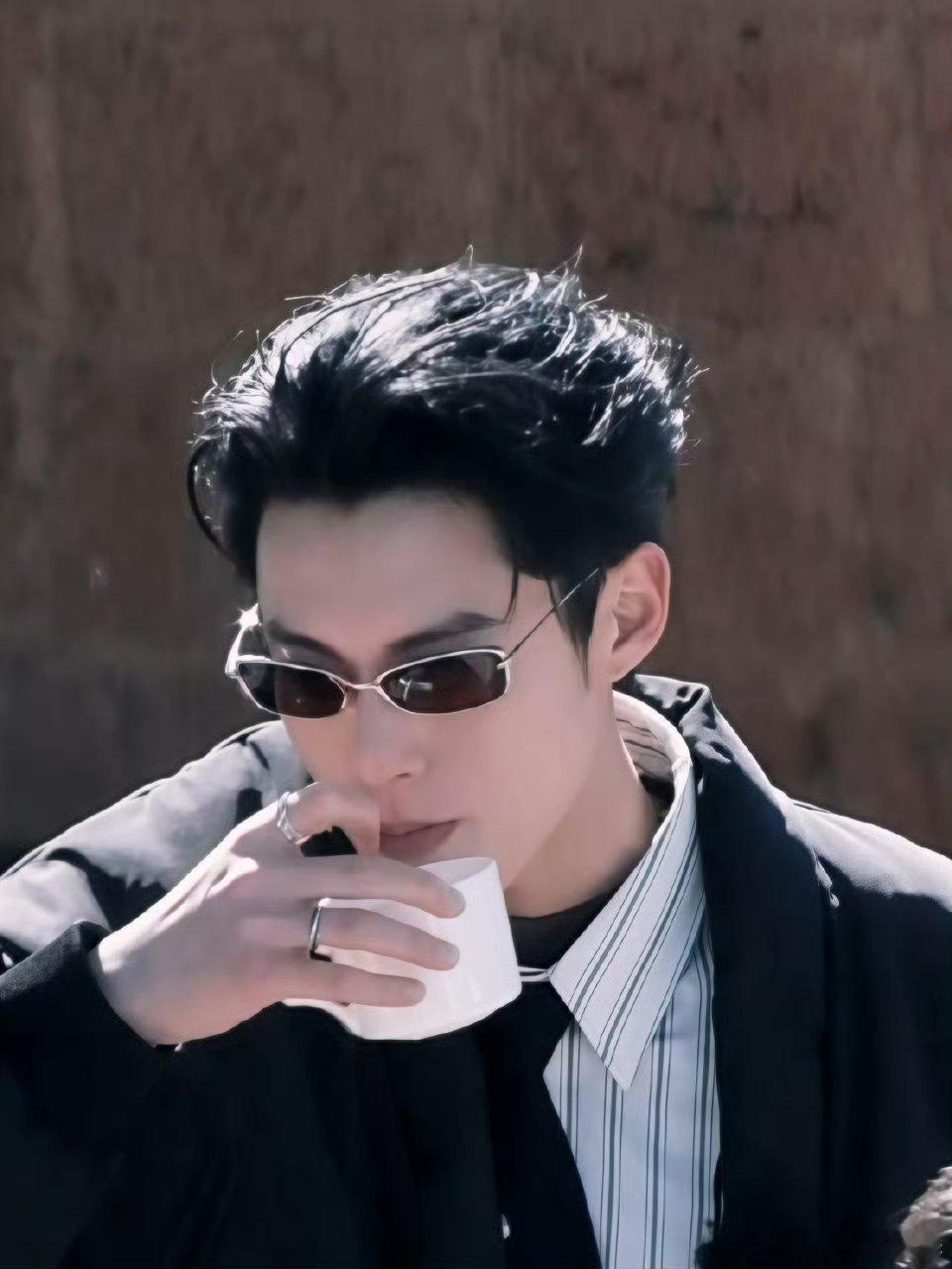 王鹤棣刘耀文《宇宙闪烁请注意》路透，贴胡子两个帅哥爷爷哈哈哈