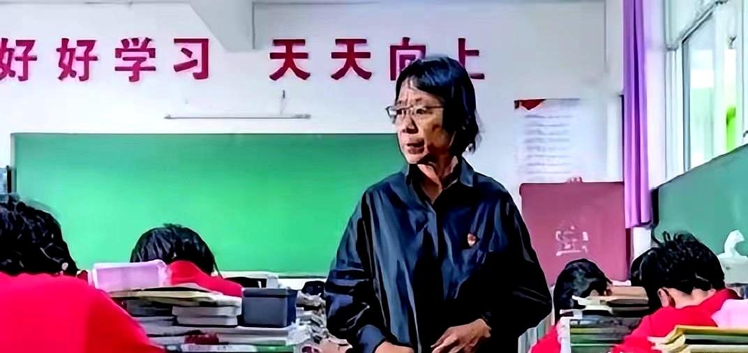 网上把张桂梅捧成神，可亲戚去华坪女高教了一学期回来，说的全是另一面。
凌晨五点半