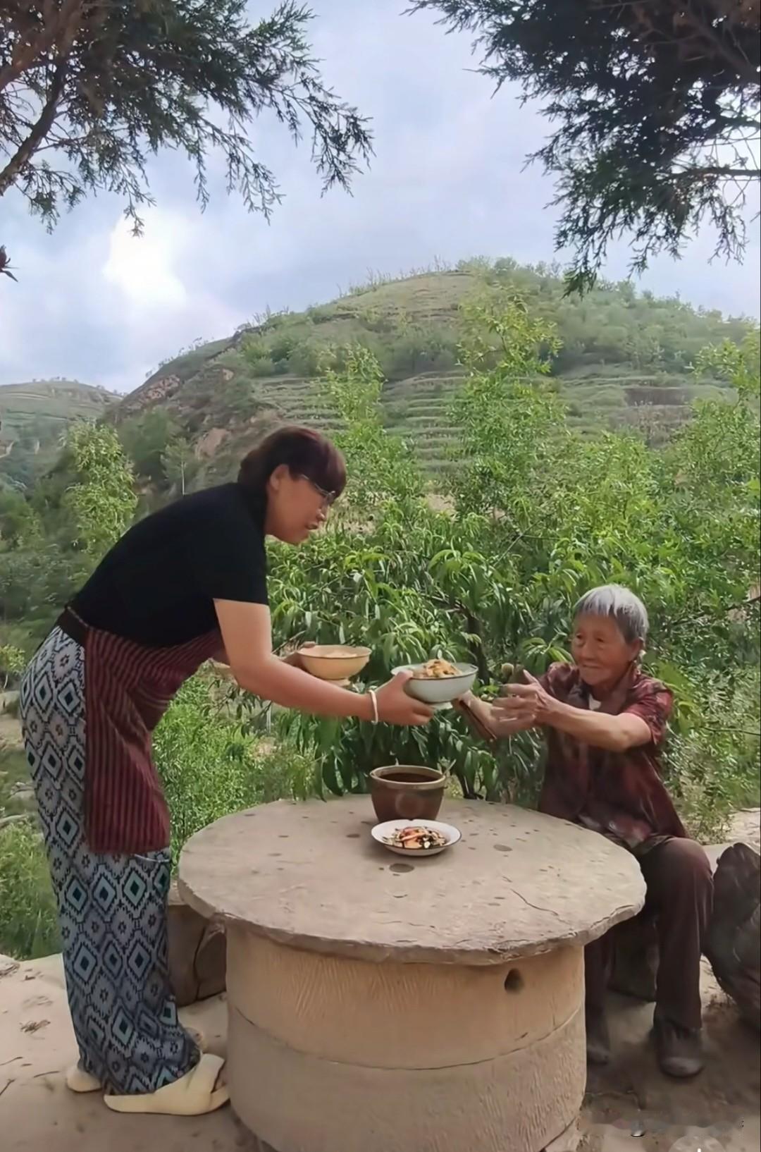 为什么很多婆婆反而很喜欢儿媳?很多婆婆真心喜欢儿媳，其实道理很简单。儿子成家后，