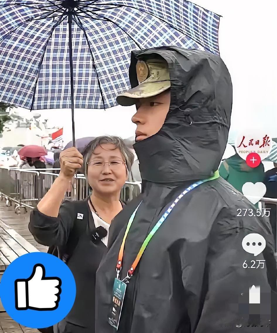 泪目了！河南商丘这位妈妈坐8小时硬座火车，冒雨赶到青岛，只为看一眼站岗的儿子，这