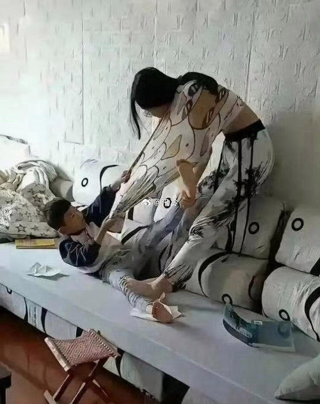 姐弟俩干架干成这样了 
