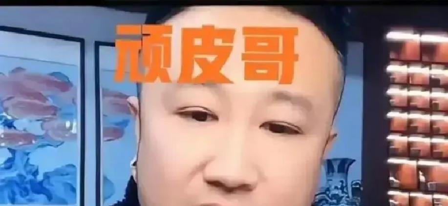 郑好摔杯，德云社开出了第一张罚单。
郭德纲铁腕治军，却压不住后台的火。
一边是严