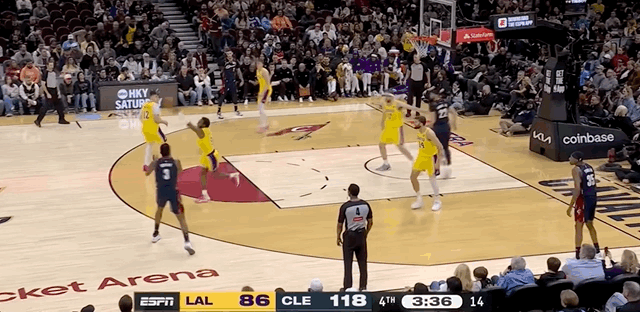 詹姆斯和布朗尼在同一场比赛中扣篮，是NBA历史第一对完成此举的父子。 