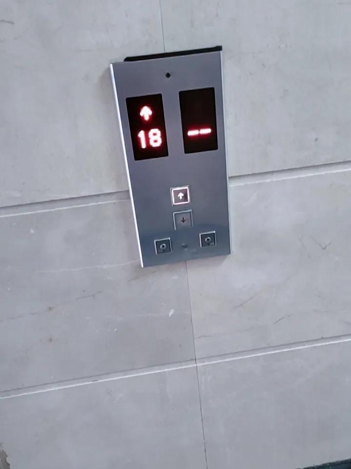 今年冬天的不同今天早上起来，看到楼道里的电梯，是这样的，估计是又出故障了，这段时