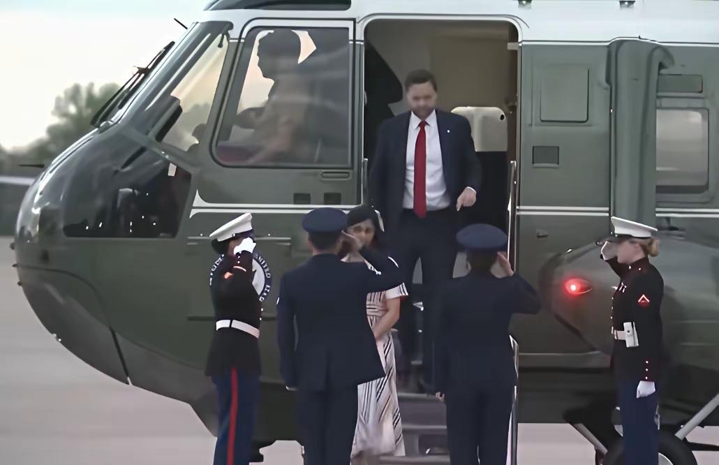 ​看到万斯从直升飞机上风尘仆仆地下来，这时候才知道万斯的地位如此重要。美国将这一