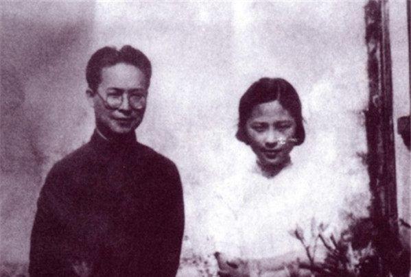 1902年，沈从文生于湖南凤凰，一座苗汉杂居的边城小镇。他没有读过多少正规的学校