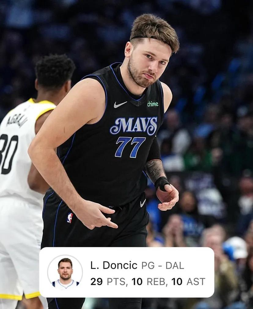全能战士东契奇，半场砍下29分10篮板10助攻，独居NBA历史半场三双第一人，这