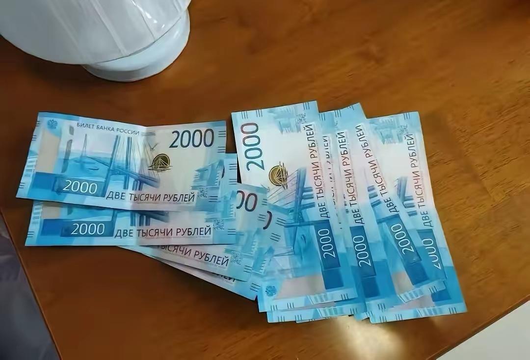收拾老公旧衣服，从外套口袋里摸出一沓外币，蓝色的，每张面额2000，上面印着桥和