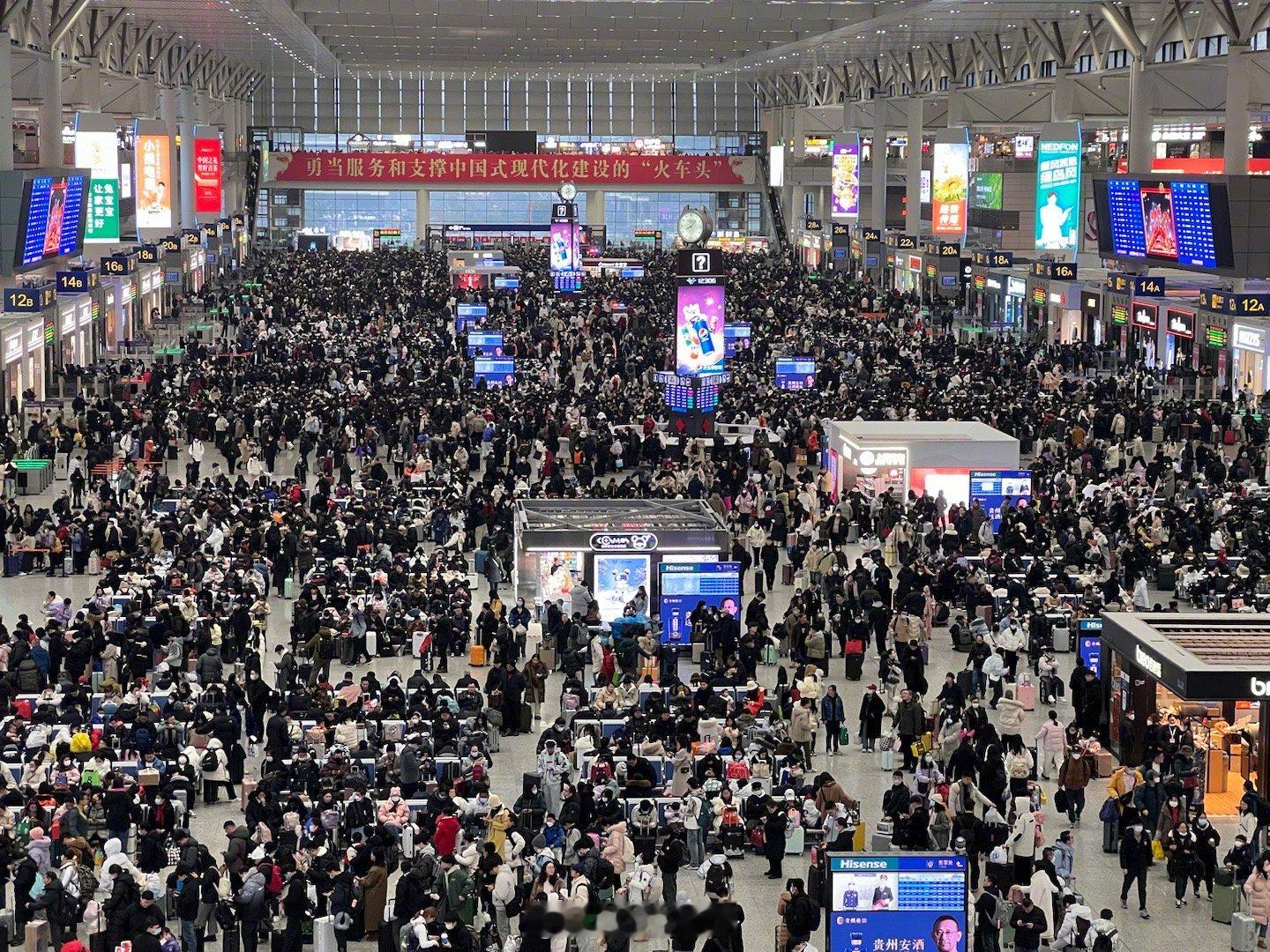今日份春运之上海虹桥站客流，不知道是不是已经达峰[互粉]  ​​​