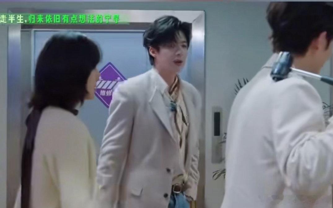 刘宇宁张凌赫孙千周柯宇震撼出场刘宇宁出走半生归来仍是宁导 四个小鲨手的出场方式，