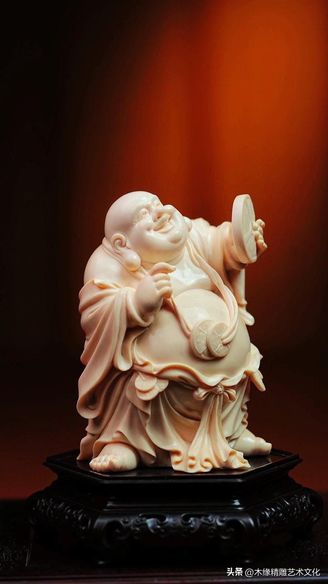笑口舒展，圆腹饱满，手托铜钱的弥勒，透着几分憨厚与自在。猛犸材质温润细腻，经过手