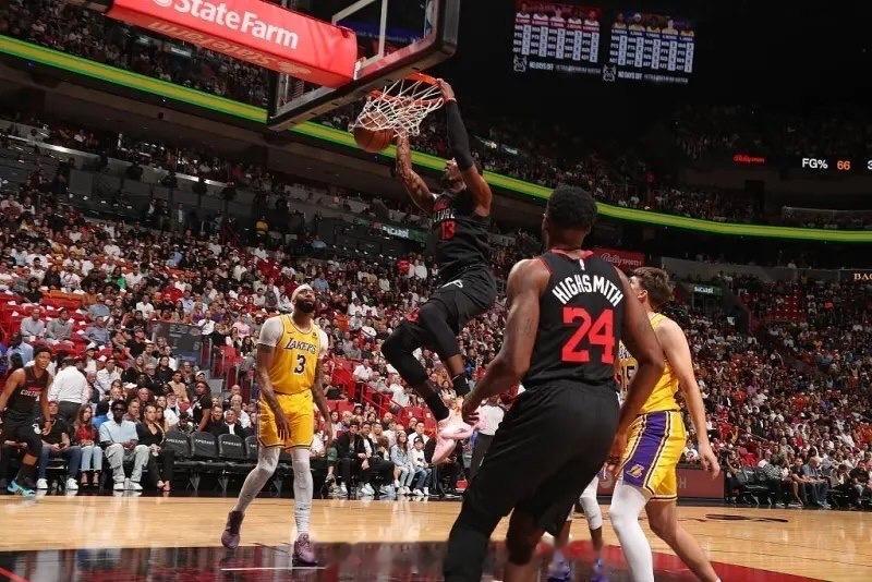 NBA常规赛湖人对阵热火的比赛正在进行中，热火62-59领先湖人。阿德巴约半场1