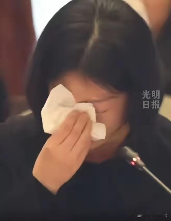 原来翁帆爱得这么深沉，10号翁帆追忆杨振宁的时候，她一直以杨先生称呼他。

翁帆