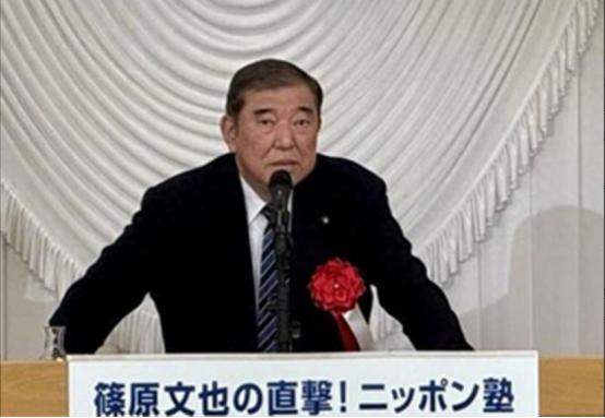 薛剑领事再次“亮剑”，提出可在日本驻军后。
 
这事儿的导火索得从日本首相高市早