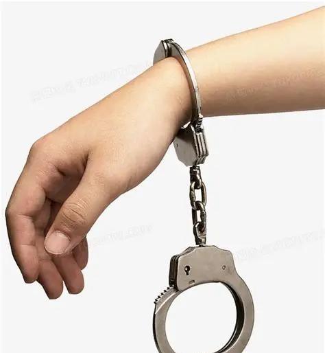 男子因被戴手铐后向公安局索赔14万亿美元？他本来屁事没有，现在全世界都知道他推了
