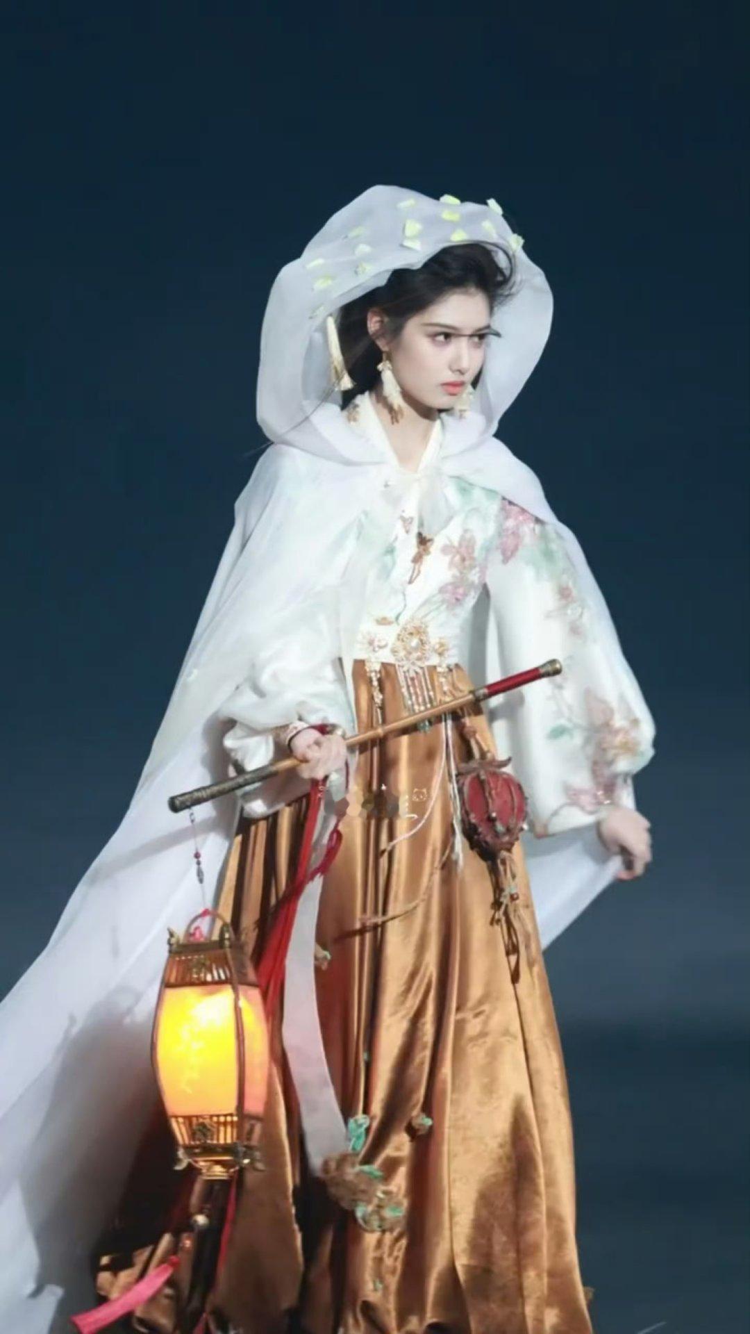 艾米 百妖谱白纱路透艾米《百妖谱》路透又开始发力了，这套白纱完全神女降临的感觉，