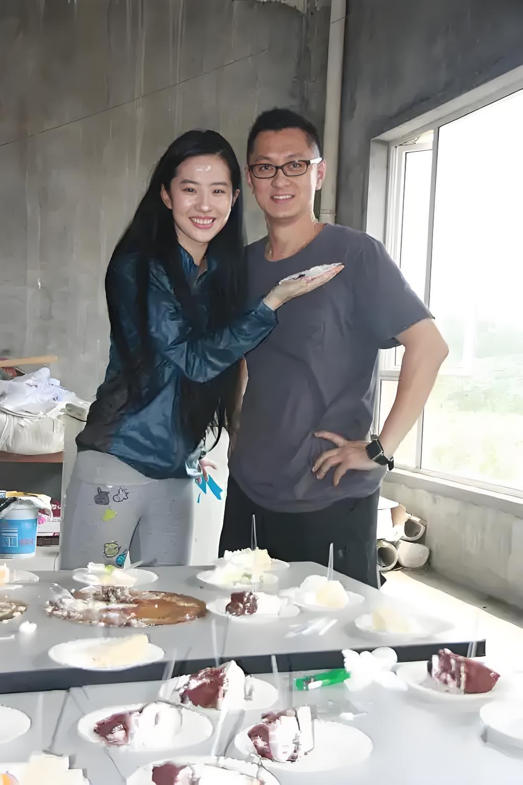 刘亦菲与叶伟信的合影旧照，当时在片场刘亦菲庆23岁生日的画面。

2010年8月