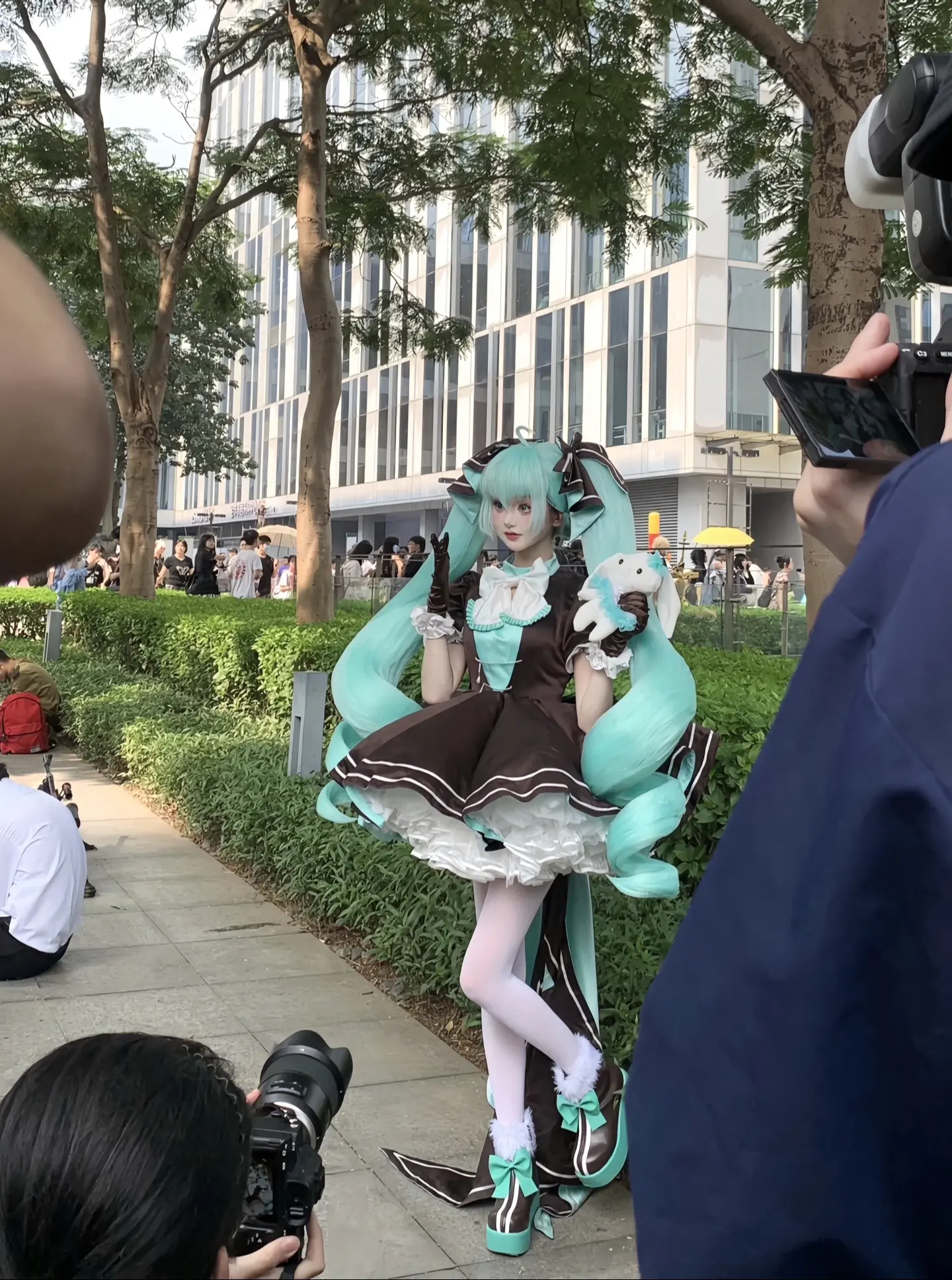 隔那儿一站像个小手办似得。