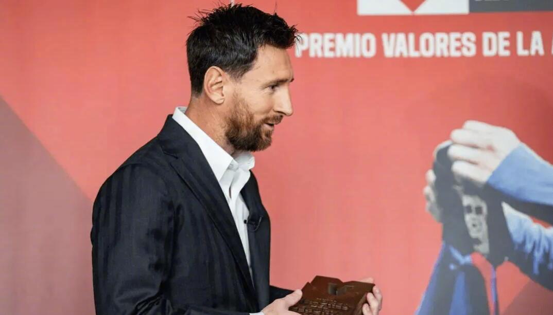 【每体：巴萨大选时多名重量级人物联系梅西，他始终选择沉默】据《每日体育报》著名记