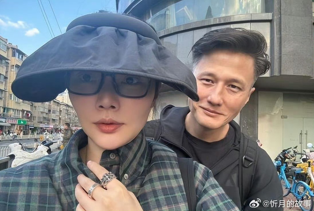 这下全国都知道徐冬冬尹子维结婚了徐冬冬尹子维喝到生龙凤 椰树快把徐冬冬尹子维玩儿