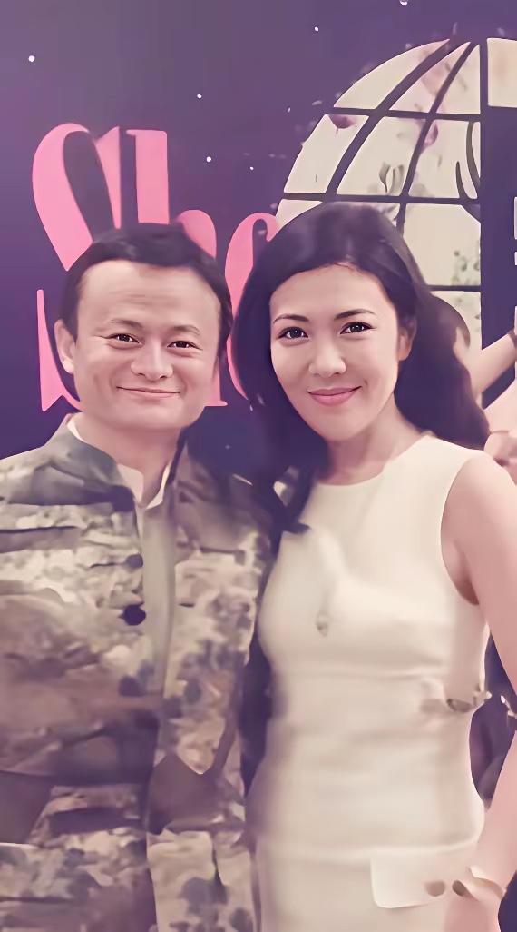 马云旁边女生是谁？非常有气质