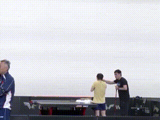 关心莎莎的老co ，看即使光线不够，也看得出看台上老co紧张的程度。
身体前倾，