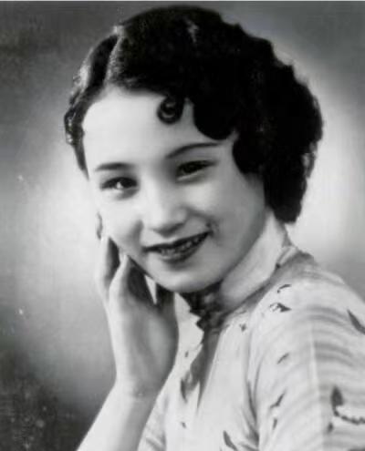 1937年，影星陈燕燕去闺蜜家赴宴，谁知趁她不备，闺蜜将迷药偷放进她杯子，陈燕燕