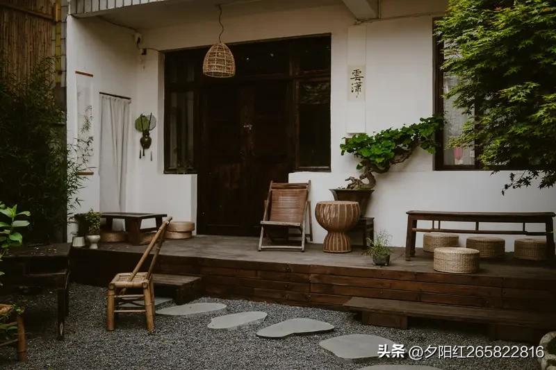 七律，暮年豁达(五)
岁月匆匆鬓已霜，
浮生看淡自安徉。
粗茶淡饭心常足，
陋室