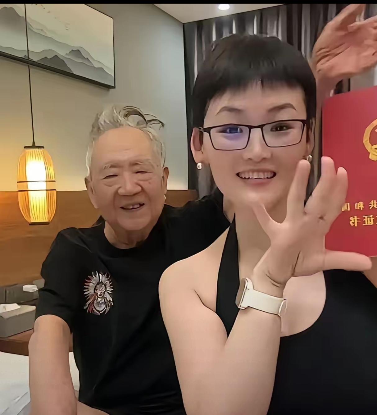 80岁的知名书法家张伯金与小38岁妻子在家中秀恩爱的一幕，幸福都写在俩口子的脸上