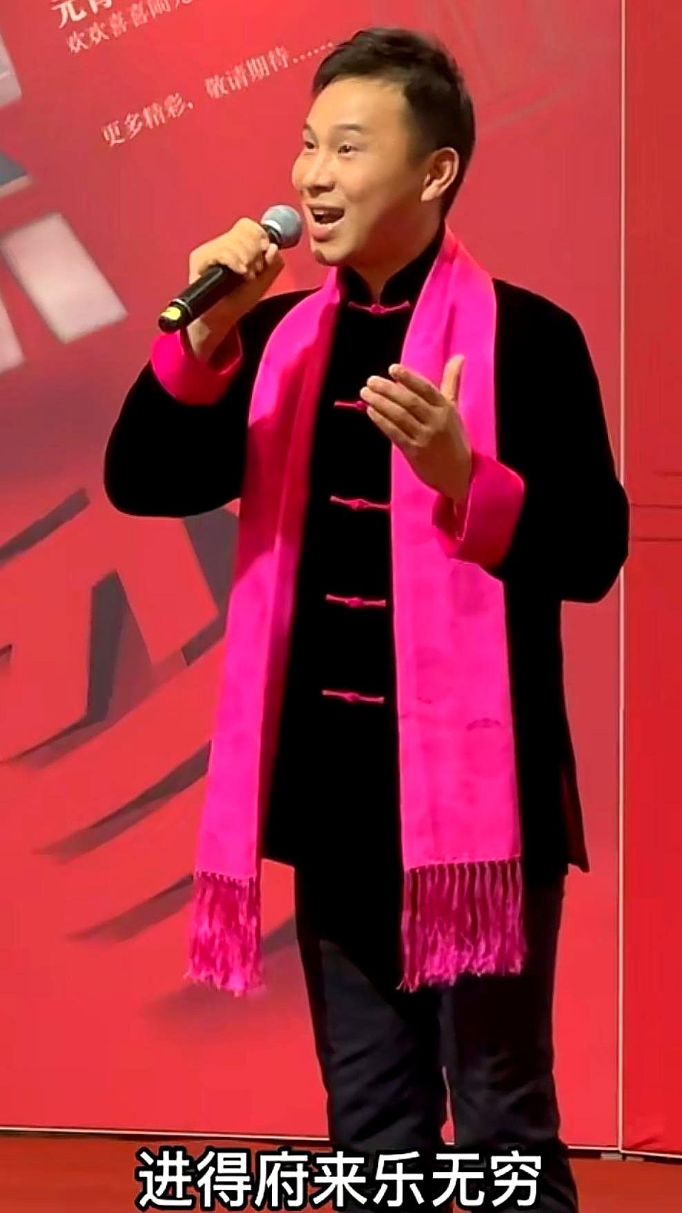 谁能想到，上海越剧院的"硬核男小生"徐标新
 

小时候他自己走两里路去看戏曲电