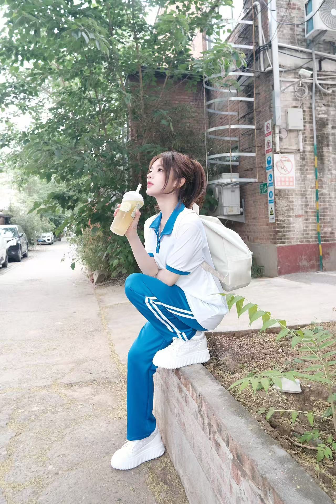 黄霄云 放学偶遇学姐和一只小狗🐩这么温馨的画面必须要定格一下📸 