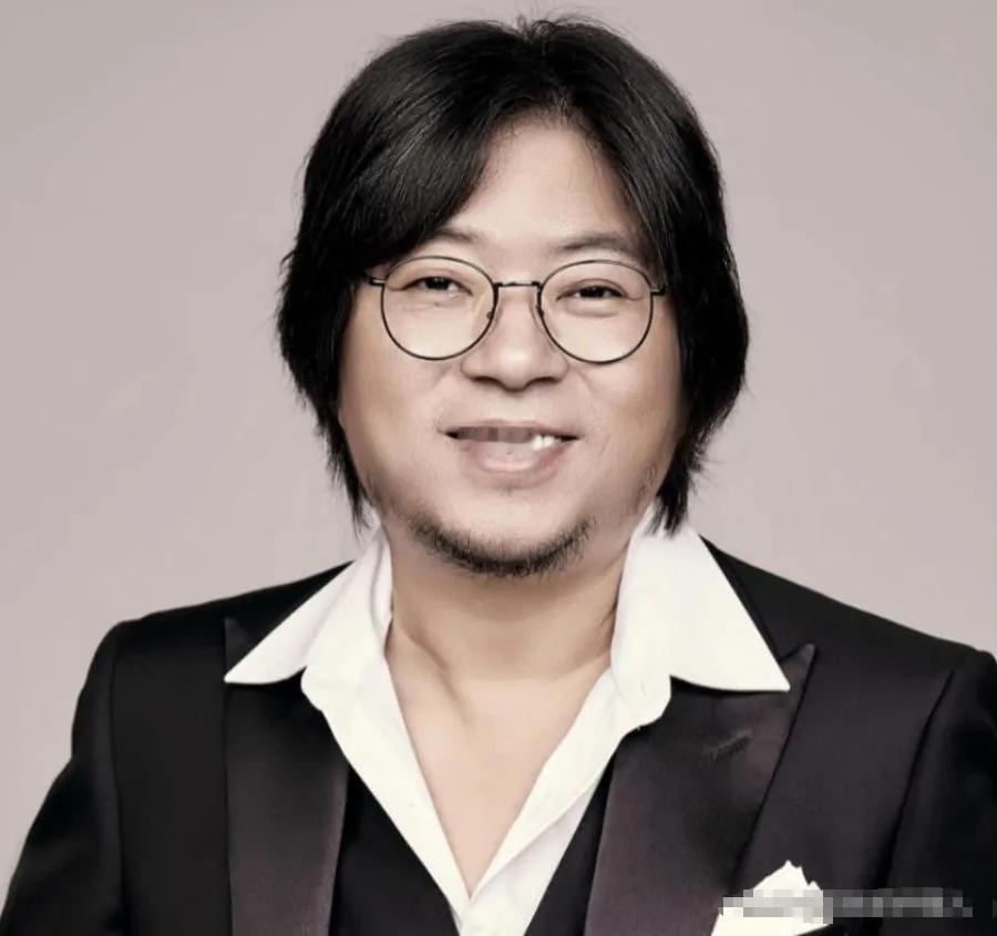 高晓松后来回忆起这件事，说那天他开着车在五台山的盘山路上，雨下得挺大，路滑得厉害