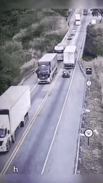 也太惨烈了吧！
这是怎么了？摇头摆尾横冲直撞，看样子是刹车失灵，方向盘操作的还挺