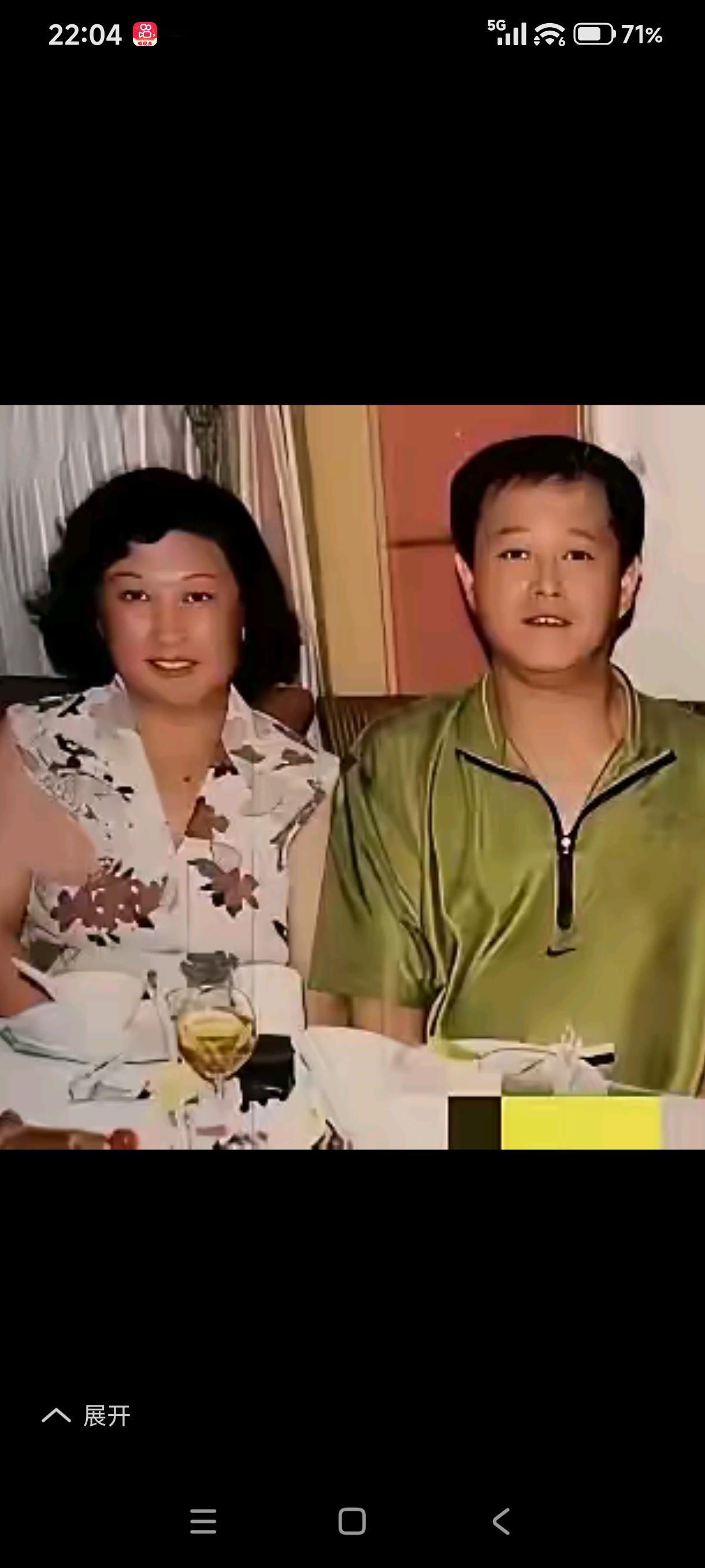 他俩是哪年合的这张影？赵本山挺帅，高秀敏好老，其实俩人基本同龄，高比赵就大2岁。