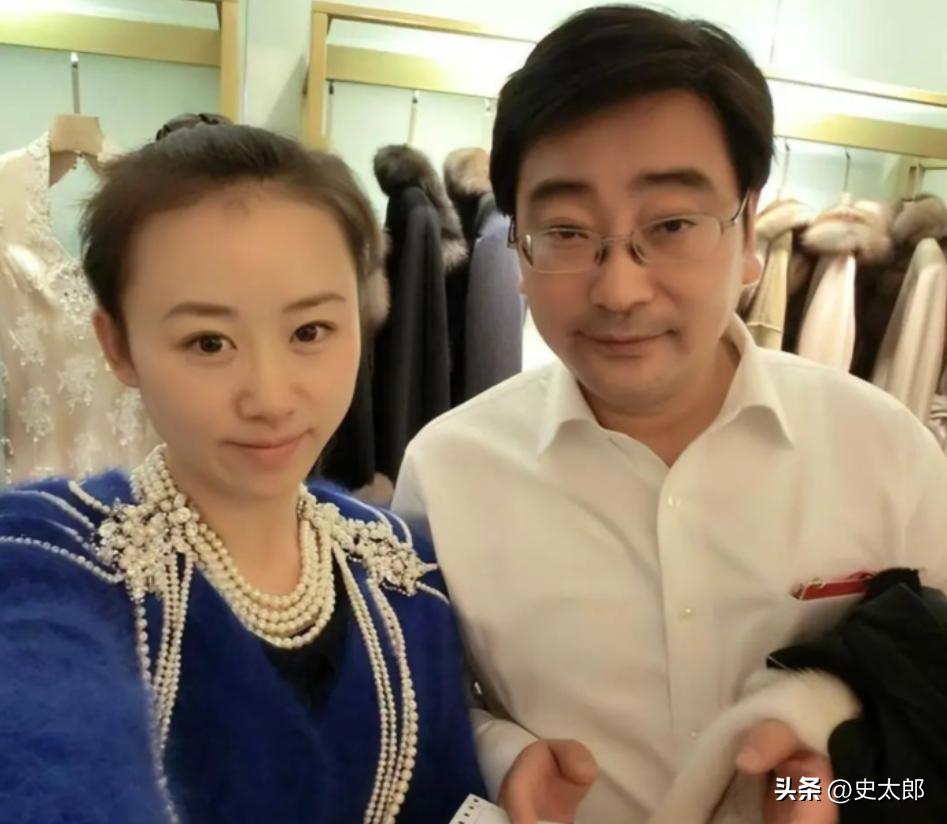 2013年，前电视台主持人纪英男实名举报国家档案局原副司长范悦的事件刷屏全网。这