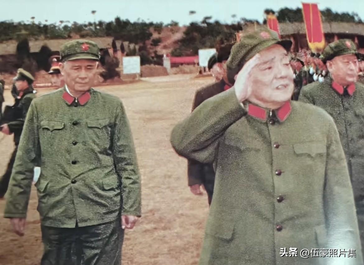 1985年2月10日，杨尚昆（前一）赶赴云南老山前线慰问正在轮战和驻守的部队，昆