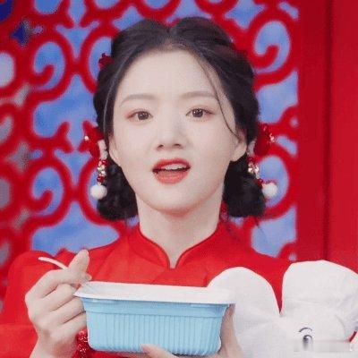 任敏春晚中国娃娃造型  春晚舞台上，任敏的中国娃娃造型惊艳亮相，红衣翩翩，喜气洋